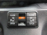 運転席からもスイッチ1つでリヤドアを開閉する事ができます。