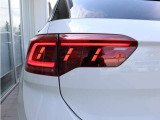 LEDテールランプ(ダイナミックターンインジケーター付)を装備。流れるように点灯するウインカーが高い視認性を確保し、先進的でスタイリッシュなリアビューを演出します。