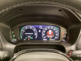大型の液晶画面内にスピードメーターとタコメーターを表示、メーター内に燃費やオドメーターなどの表示の他に、ホンダセンシング機能などの表示もできる多機能なマルチインフォメーション・ディスプレイです。