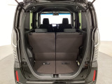 開口部も広く荷物の積み下ろしもしやすいお車となっております。シートの背もたれは5:5の割合で背もたれを可倒でき、前後のシートスライドもできるので荷室をひろげることができます。