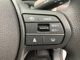 アクセルから足を離しても設定したスピードを保ち走行し、高速道路での疲労軽減に役立つクルーズコントロール付きです!