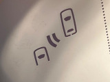 【ブラインドスポットモニター】走行中、ドアミラーの死角になりやすい箇所に後続車が接近するとサイドミラーのレンズに警告を表示!ドライバーに注意喚起をしてくれます。