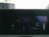 シンプルで見やすいデザインのメーターパネルです。車の情報が表示される大事な場所だからこそ見やすさが大切ですね。