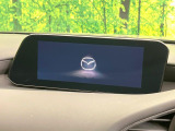 【8.8インチマツダコネクト】車内の雰囲気にマッチした大型のディスプレイ。スマホ接続でのナビ使用やBluetooth再生等、様々な機能が楽しめます。直感的なダイヤル操作が可能で、使い勝手も良好です。