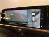 【パノラミックビューモニター】映像で、見づらい車両周辺の確認をアシスト。クルマを真上から見ているような映像を表示。 運転席から確認しにくい車両周囲の状況を把握。