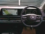 センターコンソールがないため、運転席と助手席の足元は広々としています