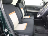 見えないところまで徹底洗浄!中古車をキレイで気持ちよくお乗りいただけるよう、トヨタ認定中古車はしっかりクリーニング。エンジンルームやシートを外した洗浄まで目に見えないところまで徹底的に洗浄しています。