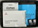 スマートキーは鍵をバッグに入れたままでもドアロックの開閉やエンジンのON・OFFができます。夜間や雨の日も鍵を探さなくて良いので便利です。