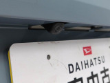 このお車はバックカメラが付いています。ナビをつければ連動できます。バックの操作が楽になります。