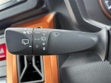 【オートワイパー(AUTO)】雨が降り出した時に、雨滴検出用センサー(レインセンサー)が雨滴を感知すると、自動でワイパーが動作します。