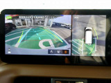 まるで空から見下ろしたかのような映像を映し出すアラウンドモニターだから、車庫入れもラクラクです!
