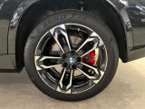 【BMWアロイホイル】軽量かつ強度に拘ったアロイホイル。走行性能ポテンシャルを引き出す設計。車の足元を引き締めてくれる大きなポイントはアロイホイルです。