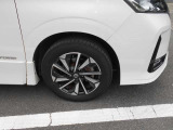 アルミホイールが付いています。お洒落は足元からですね。右前タイヤです。