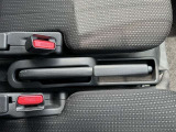 手動式のサイドブレーキレバーです!