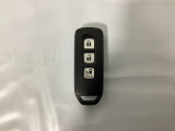 スマートキー付きですからドアロックの開閉およびエンジンスタートが楽々です。電動スライドドアの開け閉めもボタンで操作できます。