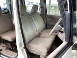 【ベンチシート】運転席と助手席の移動もスムーズ!狭い駐車場での乗り降りや、お子様の乗り降りにも便利です。座席の間にコンソールボックスやドリンクホルダーがないため、車内空間が広く感じます。