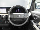 ステアリングハンドルです。オーディオコントロールスイッチが付いて運転中でも手元でオーディオの操作が出来て便利ですよ。