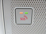 エアバッグ作動時や後突時、もしくは車内のSOSボタンを押した際に緊急通報オペレーターに連携し、救急・警察を手配します。更にオペレーターにも連携、お客様のご要望に応じてロードサービスの手配を行います。