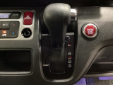 CVT車のセレクトレバーです。低速から高速まで、変速ショックのないスムーズな走りを実現するとともに、エンジン効率のよい領域を維持することで燃費にも貢献します。