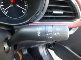 アダプティブLEDヘッドライト ハイビーム(AUTO)走行時、先行車や対向車の部分だけ自動的に減光します。路肩の歩行者、標識など見つけやすくなります。