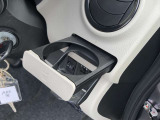 プッシュプル収納式のドリンクホルダーを運転席・助手席それぞれ専用でご用意