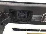 普通充電はフタを直接押し、急速充電は車内のボタンを操作して開け、あとは充電コネクターを差すだけで充電開始します。簡単な充電操作と、フタの開け方を変えることで差し間違いを防げる安心感。