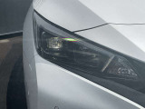 LEDライトは白色光で遠くまで明るく照らし、夜間の安全運転をサポートします