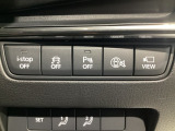運転席脇のクラスタースイッチ部分にはカメラ切り替えスイッチ、パーキングセンサーOFFその他走行系スイッチを集中配置しております。