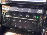 【オートエアコン】一度お好みの温度に設定すれば、車内の温度を検知し風量や温度を自動で調整。暑い&hellip;寒い&hellip;と何度もスイッチ操作をする必要はありません。快適な車内空間には必須の機能ですね♪