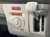 中古車選びで意外と見落としがちなポイントが、シフトレバー周辺の状態です。今回掲載している画像では、操作部分の使用感をはじめ、パネルの傷や擦れ、ボタン類の動作跡など、確認していただけます。