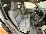 ●ベンチシート● 窮屈さを感じずに、【のびのびと】運転を楽しめます(^^♪