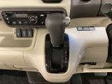 CVT車のセレクトレバーです。低速から高速まで、変速ショックのないスムーズな走りを実現するとともに、エンジン効率のよい領域を維持することで燃費にも貢献します。