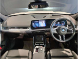 【カーブドディスプレイ】速度計などを表示する12.3インチの情報ディスプレイと、カーナビなどを表示するタッチが可能な14.9インチのディスプレイが1枚のパネルに集約され視認性、操作性を高めております。