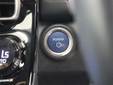 【スマートキー】を車の中に持ち込んでブレーキを踏みボタンを押すとだけでエンジンスタート!キーを取り出し刺したり・回したりが無くとても便利です☆