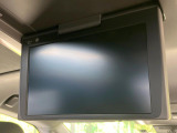 【12.8型フリップダウン】大画面モニターで後席でもエンタメをお楽しみいただけます。家族や友人とお出かけする機会が多い方に大人気です♪