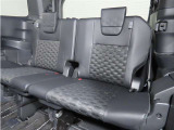 便利な5:5分割可倒式シートです。収納と乗車人数のバランスに優れています♪荷物の大きさに応じたラゲージスペースをフレキシブルに作り出せるので、シーンに応じた使い方ができます♪