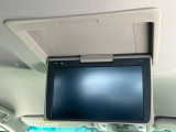 【フリップダウンモニター】大画面モニターで後席でもエンタメをお楽しみいただけます。小さなお子様にも大人気の装備です♪