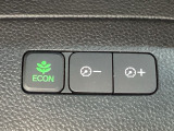 ECON モードをON にするとアクセルペダルの動きに対するエンジンの反応とエアコンの制御を切り換えることで、燃費のいい運転をするドライバーがペダルを踏んだ時と同じようにエンジンを制御します。
