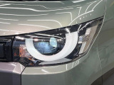 【LEDヘッドライト】悪天候や夜間走行時も良好な視界を確保し安心して運転できる高輝度LEDヘッドライトを装備!点灯速度が早く、消費電力も抑えられています。