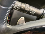 【パドルシフト】ハンドルから手を離さずに素早くシフトアップ&ダウンができるので、エンジンブレーキを使う下り坂や高速道路の合流で加速したい場面で役立ちます。