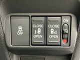 車がカーブの外側へ膨らんだり内側へ巻き込んだりする挙動を防止する横滑り防止装置、狭い所でも乗り降り楽々な両側電動スライドドアです!簡単にドアの開閉が出来る為、荷物で手が塞がった時なども大変便利です!