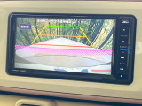 【バックカメラ】駐車時に後方がリアルタイム映像で確認できます。大型商業施設や立体駐車場での駐車時や、夜間のバック時に大活躍!運転スキルに関わらず、今や必須となった装備のひとつです!