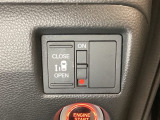 左側電動スライドドアは運転席からでも操作ができるように、ハンドル付近に開閉の操作スイッチが付いています。
