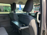 リヤシートも全車消毒済み。前に便利な【パーソナルテーブル】も装備。