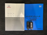 スマートキーは鍵をバッグに入れたままでもドアロックの開閉やエンジンのON・OFFができます。夜間や雨の日も鍵を探さなくて良いので便利です。