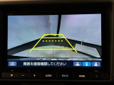 リバースギアに入れるだけで後方の表示へ切り替わります。夜間や雨の日の駐車も楽になりますよ。