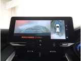 【パノラマモニター】に搭載した4つのカメラにより、車を真上から見ているような映像を表示。運転席から確認しにくい車両周囲の状況を把握できます。