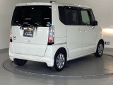 スライドドアは通常のドアに比べて、車のボディーに対し平行に開閉し、開けてもスペースを取りません。出入り口が大きいドアはお子様のいるご家庭はもちろん、混んだ駐車場でも大活躍です!