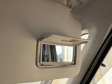 運転席バニティミラー付きです