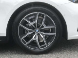 【BMWアロイホイル】軽量かつ強度に拘ったアロイホイル。走行性能ポテンシャルを引き出す設計。車の足元を引き締めてくれる大きなポイントはアロイホイルです。